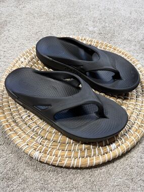 OOFOS Women’s OOriginal Recovery Lightweight Thong Flip Flop Sandals in Black 9